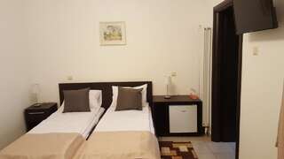 Гостевой дом Vis A Vis Studio Бухарест Трехместный номер с собственной ванной комнатой-3