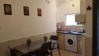 Гостевой дом Vis A Vis Studio Бухарест Трехместный номер с собственной ванной комнатой-4