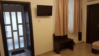 Гостевой дом Vis A Vis Studio Бухарест Трехместный номер с собственной ванной комнатой-9