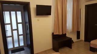 Гостевой дом Vis A Vis Studio Бухарест Трехместный номер с собственной ванной комнатой-17